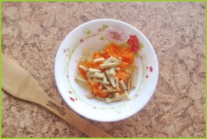 Салат с морковью и кириешками - фото шаг 5