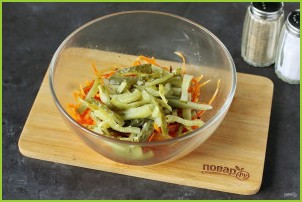 Салат с морковью и солеными огурцами - фото шаг 6