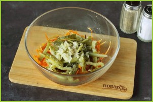 Салат с морковью и солеными огурцами - фото шаг 7