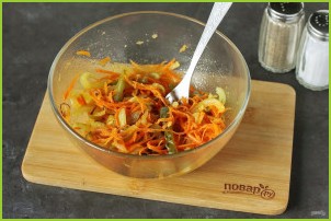 Салат с морковью и солеными огурцами - фото шаг 8