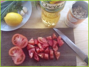 Салат с помидорами и фасолью - фото шаг 2