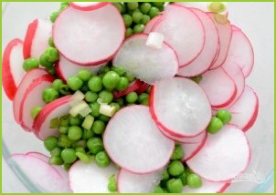 Салат с редисом и зеленым горошком - фото шаг 2