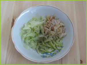 Салат с редькой и луком - фото шаг 4