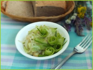 Салат с редькой и луком - фото шаг 5