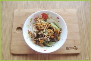Салат с ветчиной и маринованными грибами - фото шаг 6