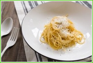 Спагетти с сыром и черным перцем - фото шаг 5