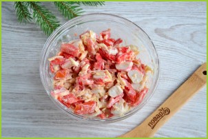 Салат с перцем, помидорами и крабовыми палочками - фото шаг 6