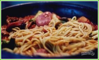 Спагетти с томатным соусом и овощами - фото шаг 5
