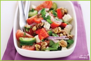 Греческий салат с орехами - фото шаг 8