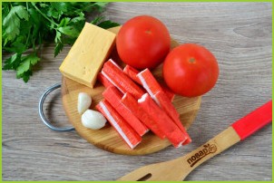 Салат с помидорами, крабовыми палочками, сыром и чесноком - фото шаг 1