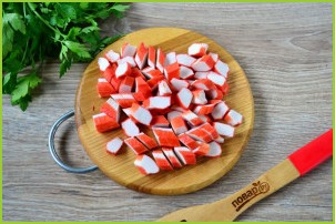 Салат с помидорами, крабовыми палочками, сыром и чесноком - фото шаг 3