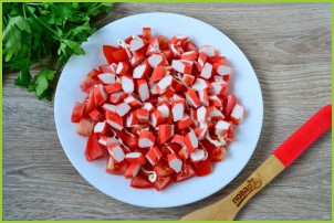 Салат с помидорами, крабовыми палочками, сыром и чесноком - фото шаг 4