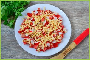 Салат с помидорами, крабовыми палочками, сыром и чесноком - фото шаг 5