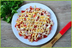 Салат с помидорами, крабовыми палочками, сыром и чесноком - фото шаг 6