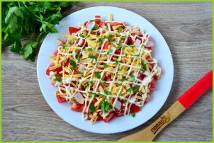 Салат с помидорами, крабовыми палочками, сыром и чесноком - фото шаг 7