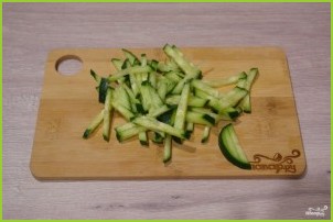 Салат с салями и кукурузой - фото шаг 2