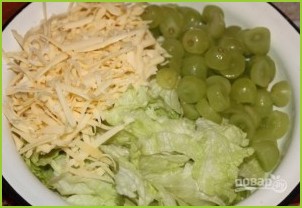Салат с виноградом и сыром - фото шаг 5