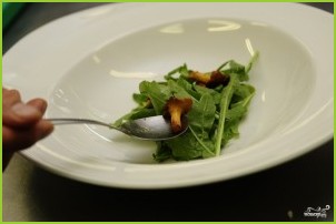 Салат с жареными лисичками - фото шаг 4