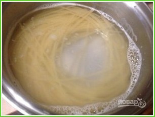 Спагетти в свекольном соусе - фото шаг 1