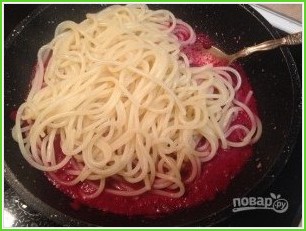 Спагетти в свекольном соусе - фото шаг 6