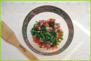 Салат с помидорами, огурцами и сухариками - фото шаг 5