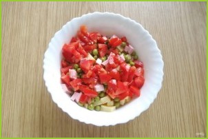 Салат с помидорами, сыром и зеленым горошком - фото шаг 5