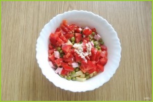Салат с помидорами, сыром и зеленым горошком - фото шаг 6