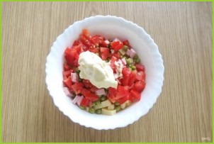 Салат с помидорами, сыром и зеленым горошком - фото шаг 7